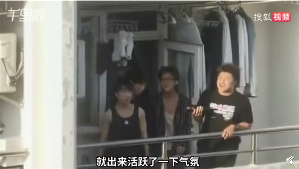 疫情下的上海大學(xué)生有多會玩:高校封校男生宿舍唱歌 希望給大家?guī)須g樂