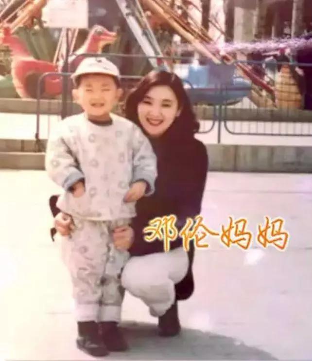 鄧倫個人資料_鄧倫一家三口的照片_鄧倫家境