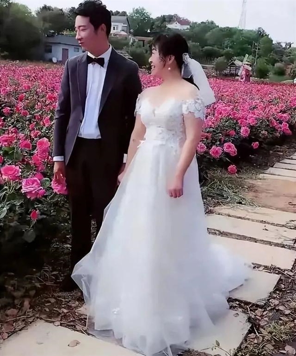 詩人余秀華與90后男友結(jié)婚上熱搜 臉上洋溢微笑:網(wǎng)友祝兩人幸福