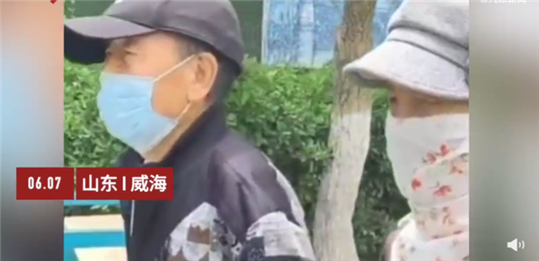82歲老人參加高考 與老伴并肩回家稱考的不錯(cuò):最后一次參加 為圓大學(xué)夢