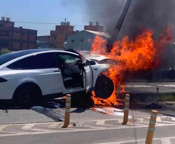 林志穎車(chē)禍瞬間視頻 車(chē)燃燒3小時(shí)未熄滅!林志穎方發(fā)聲明 接下來(lái)兩三天是關(guān)鍵