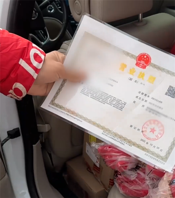 98年哥哥返鄉(xiāng)給15個弟妹買一車禮物:塞滿整個后備箱