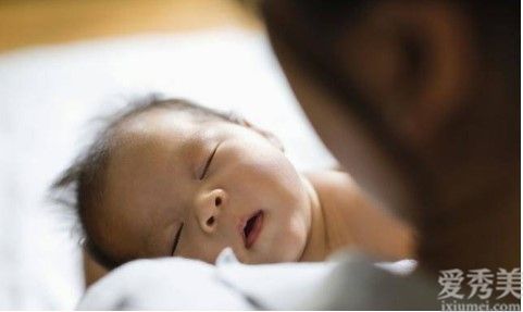 月子里的寶寶睡眠黑白顛倒怎么辦