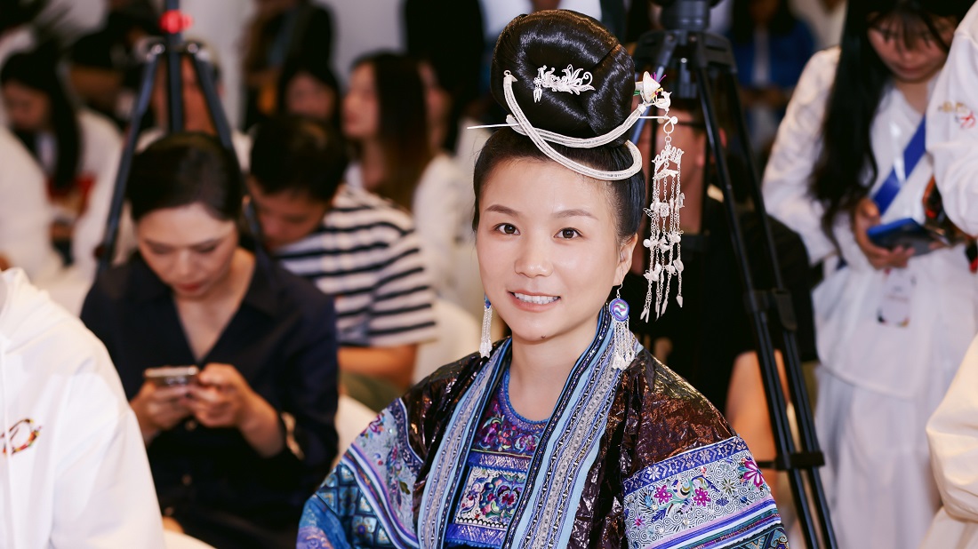 1695631550762835.jpg 德芙“她學(xué)院”學(xué)員楊雙芝身著苗族服飾參與沙龍.jpg