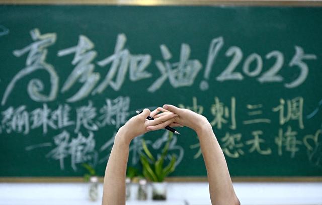 2025年5月27日晚,在河北省邯鄲市峰峰第一中學(xué),一名高三學(xué)生在晚自習(xí)課間伸懶腰。視覺中國 圖