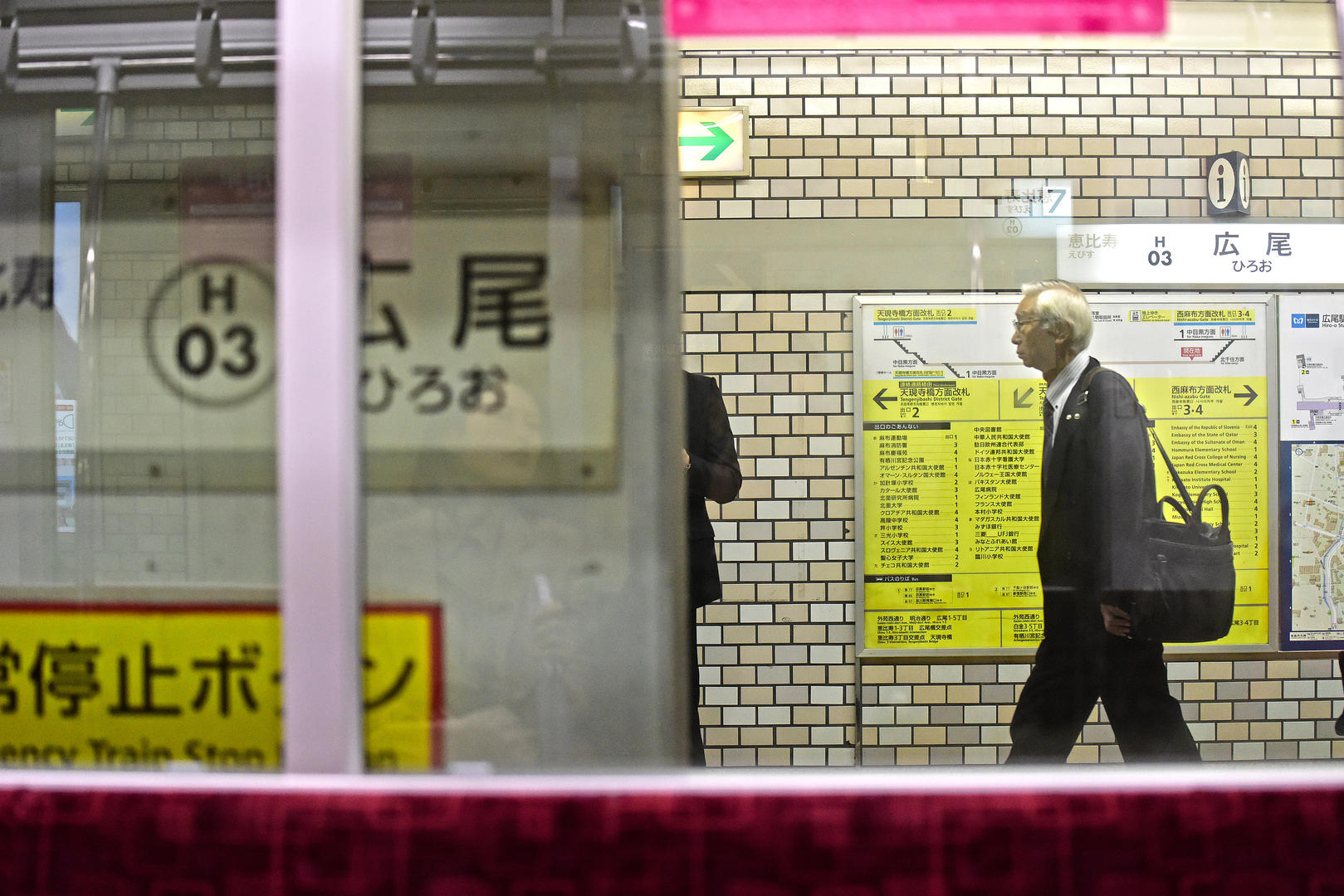 ▲(資料圖)日本東京地鐵里一位背著公文包的老年人 圖據(jù)視覺中國
