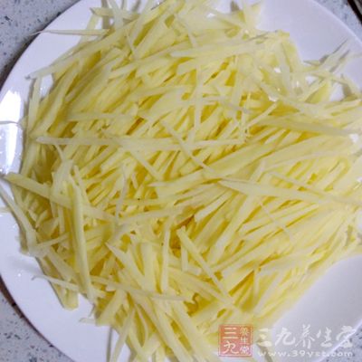 土豆換種花樣吃美味又能治病 我們可以將土豆切成細(xì)絲