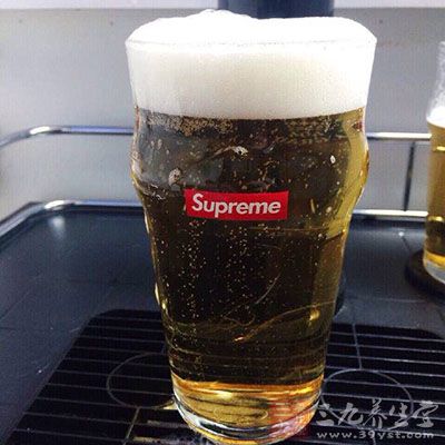 詳解喝啤酒對身體影響的雙面性 常喝啤酒易增加患癌幾率