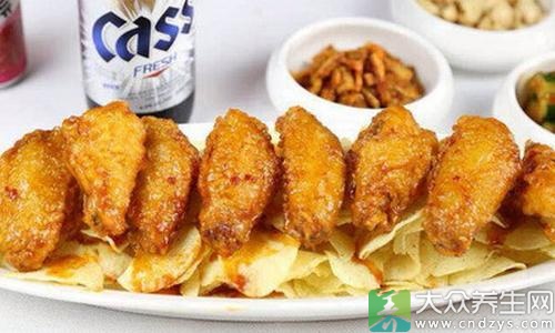 啤酒和炸雞餐 極易誘發(fā)膽結(jié)石 啤酒和炸雞餐,極易誘發(fā)膽結(jié)石!(1)