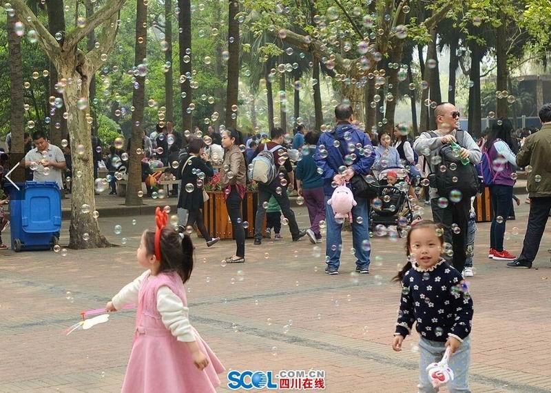 清明小長假第一天 成都動物園游客爆滿