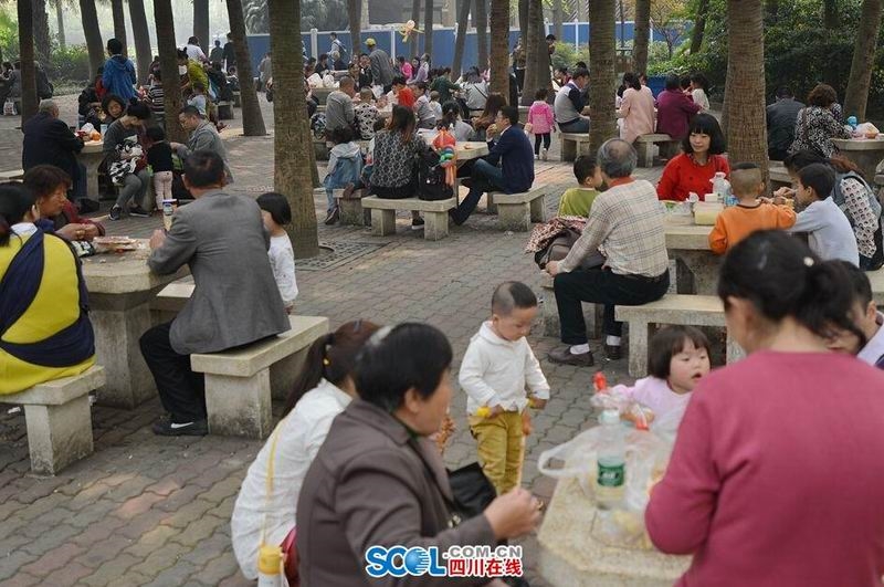 清明小長假第一天 成都動物園游客爆滿