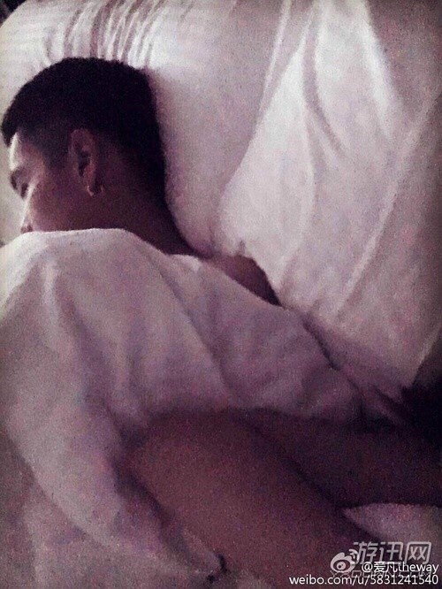吳亦凡“約炮門”新視頻流出 與多位女子交談甚歡