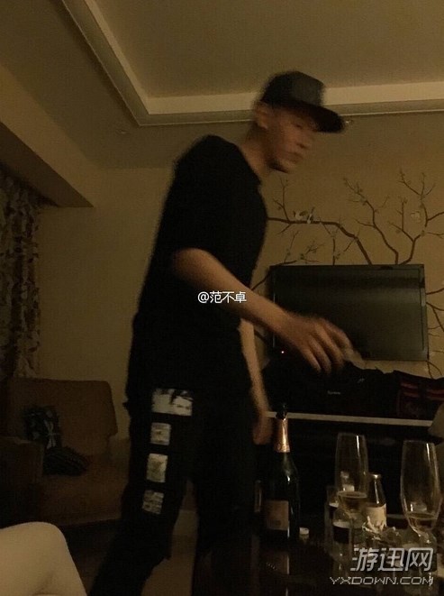 吳亦凡“約炮門”新視頻流出 與多位女子交談甚歡