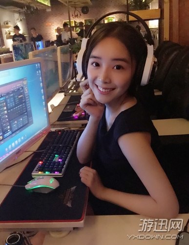 LPL新晉女主持長腿逆天 曾和小伙伴一起通宵LOL(圖) LPL新晉女主持長腿逆天 曾和小伙伴一起通宵LOL(圖)