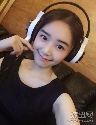 LPL新晉女主持長腿逆天 曾和小伙伴一起通宵LOL(圖) LPL新晉女主持長腿逆天 曾和小伙伴一起通宵LOL(圖)