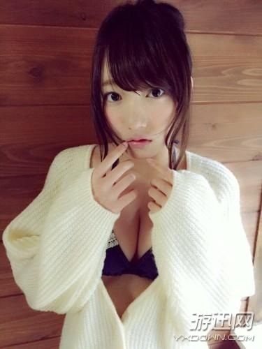 日本16歲寫(xiě)真偶像福利私照 天生巨乳最?lèi)?ài)玩手游(圖)