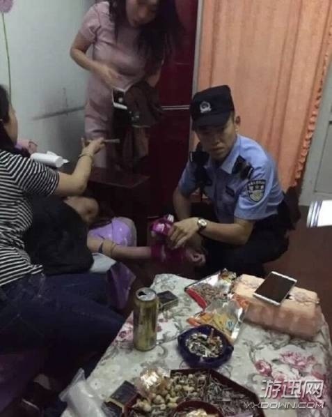 妙齡女子因感情問題網(wǎng)上直播割腕自殺 民警及時趕到救人