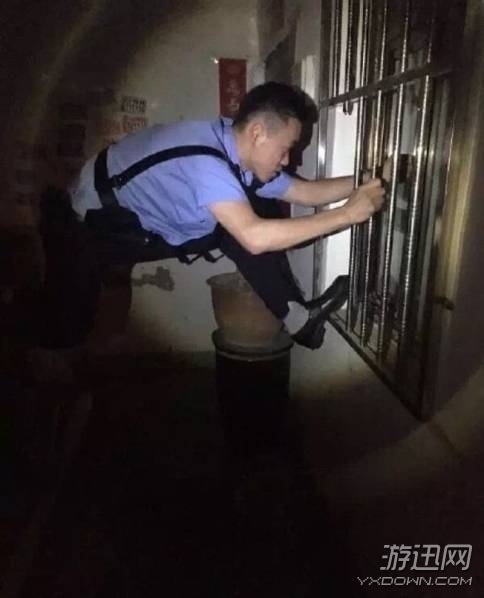妙齡女子因感情問題網(wǎng)上直播割腕自殺 民警及時趕到救人