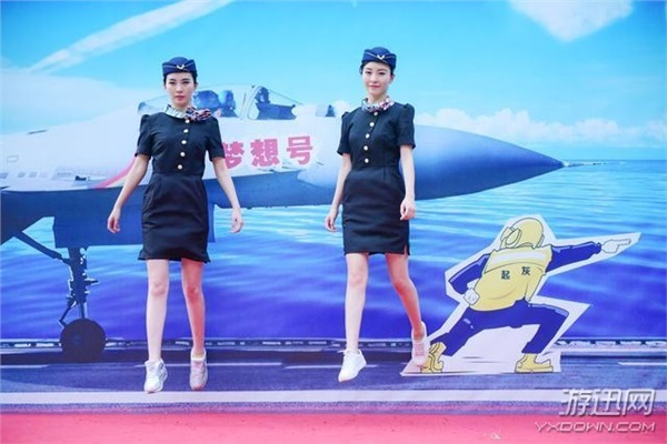 未來(lái)空姐拍攝“雙飛”畢業(yè)照 這對(duì)雙胞胎;ǔ菚(huì)玩(圖)