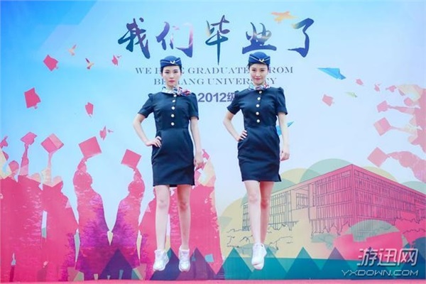 未來(lái)空姐拍攝“雙飛”畢業(yè)照 這對(duì)雙胞胎;ǔ菚(huì)玩(圖)