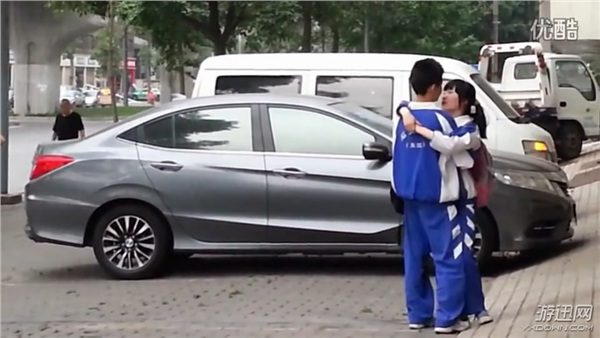 小學(xué)生當(dāng)街秀恩愛引熱議!90后“孤寡老人”淚奔