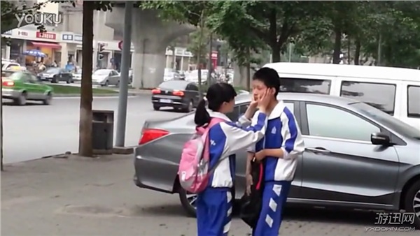 小學(xué)生當(dāng)街秀恩愛引熱議!90后“孤寡老人”淚奔