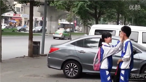 小學(xué)生當(dāng)街秀恩愛引熱議!90后“孤寡老人”淚奔