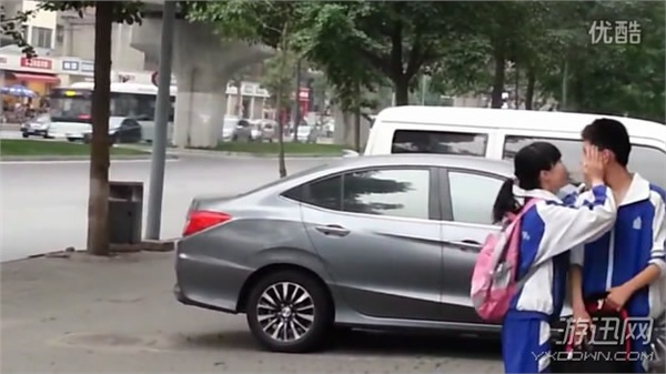 小學(xué)生當(dāng)街秀恩愛引熱議!90后“孤寡老人”淚奔
