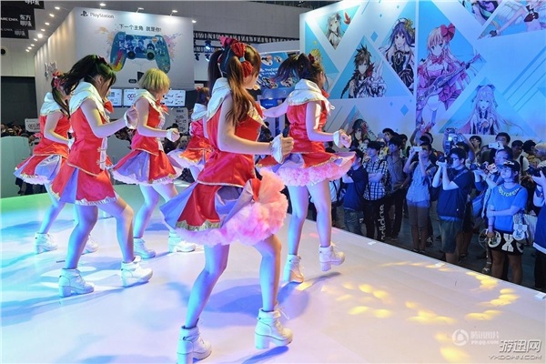 上海漫展CCG實(shí)拍:滿眼Cosplay 妹子熱舞不懼走光(圖)