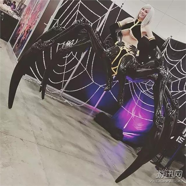 胸猛Coser挑戰(zhàn)性感蜘蛛娘 凸顯的南半球讓人移不開眼睛