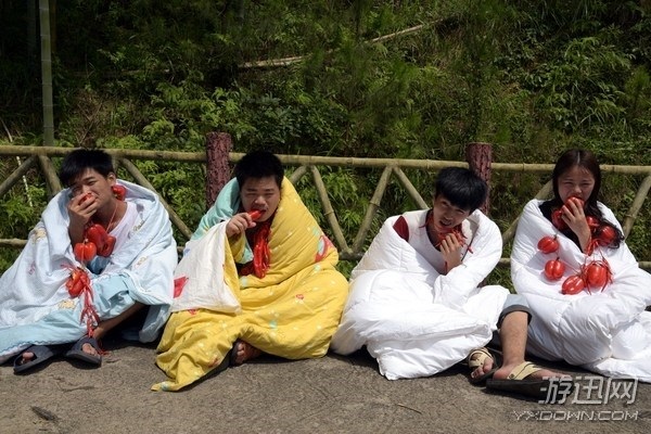 花樣作死?廣東大學(xué)生38℃高溫戶外裹棉被挑戰(zhàn)吃辣椒 花樣作死?廣東大學(xué)生38℃高溫戶外裹棉被挑戰(zhàn)吃辣椒