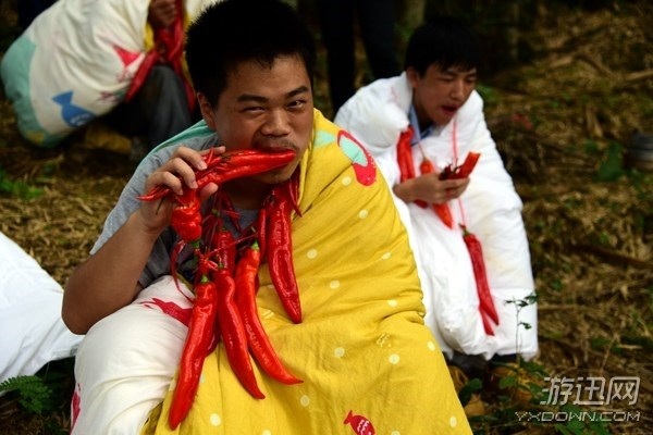 花樣作死?廣東大學(xué)生38℃高溫戶外裹棉被挑戰(zhàn)吃辣椒 花樣作死?廣東大學(xué)生38℃高溫戶外裹棉被挑戰(zhàn)吃辣椒