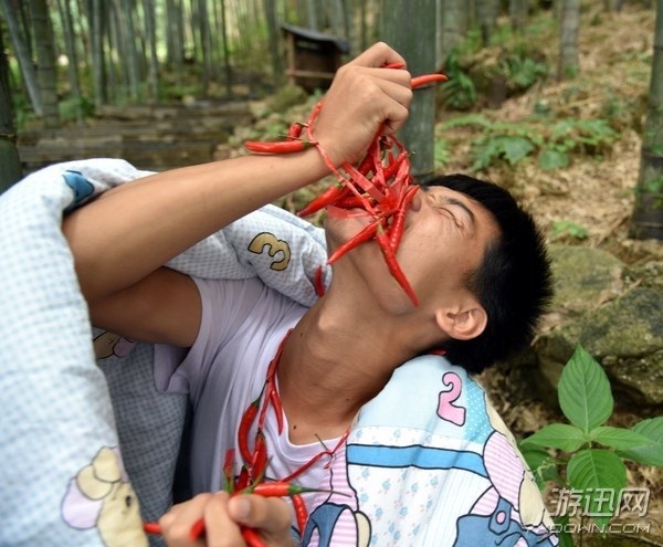 花樣作死?廣東大學(xué)生38℃高溫戶外裹棉被挑戰(zhàn)吃辣椒 花樣作死?廣東大學(xué)生38℃高溫戶外裹棉被挑戰(zhàn)吃辣椒