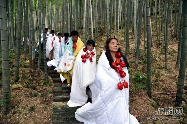花樣作死?廣東大學(xué)生38℃高溫戶外裹棉被挑戰(zhàn)吃辣椒 花樣作死?廣東大學(xué)生38℃高溫戶外裹棉被挑戰(zhàn)吃辣椒