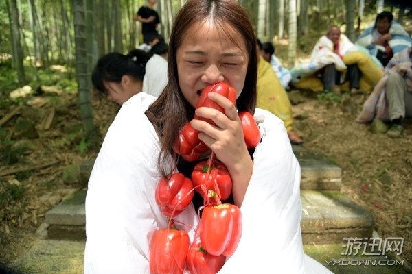 花樣作死?廣東大學(xué)生38℃高溫戶外裹棉被挑戰(zhàn)吃辣椒 花樣作死?廣東大學(xué)生38℃高溫戶外裹棉被挑戰(zhàn)吃辣椒