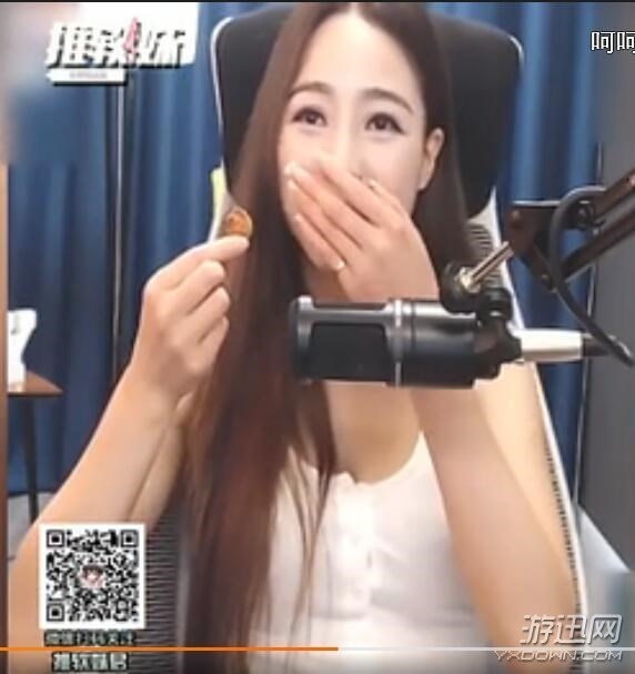 性感女主播“舌功”超群 直播舔了半個(gè)小時(shí)食物!