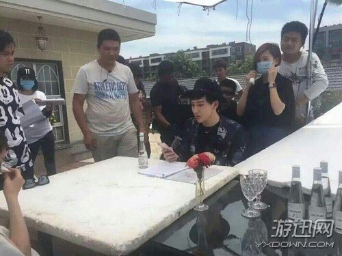 蛇精男劉梓晨身穿皮草拍戲 網(wǎng)友:戴著眼鏡好像吳亦凡
