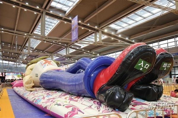 動(dòng)漫展驚現(xiàn)28米巨型充氣娃娃!游客還能鉆進(jìn)去參觀