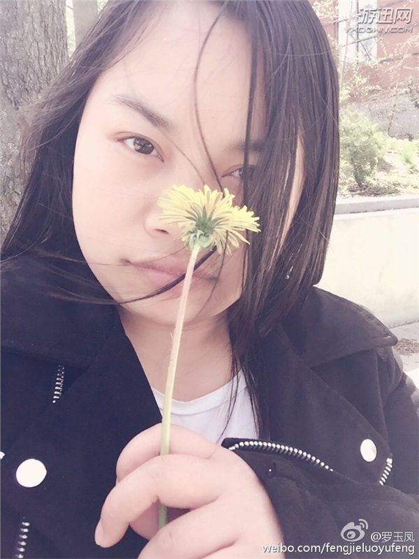 鳳姐微博曬咬野菊花自拍稱“我愛蒲公英” 網(wǎng)友瞬間凌亂 鳳姐發(fā)福照網(wǎng)上瘋傳引其不滿 怒斥上傳者:內(nèi)心真丑陋