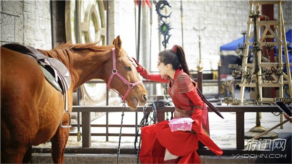 女神Angelababy片場照曝光 紅衣女俠親昵玩馬(圖) 女神Angelababy片場照曝光 紅衣女俠親昵玩馬(圖)