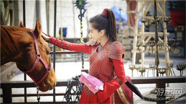 女神Angelababy片場照曝光 紅衣女俠親昵玩馬(圖) 女神Angelababy片場照曝光 紅衣女俠親昵玩馬(圖)