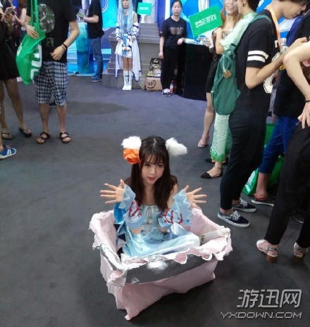 盤點CJ展會ShowGirl的窘迫瞬間!妹子,這兒不能摳腳