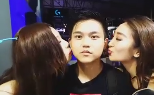 CJ 2016男主播瘋狂撩妹 現(xiàn)場直播一天親吻數(shù)十“秀溝” 男主播瘋狂撩妹 CJ現(xiàn)場直播一天親吻數(shù)十“秀溝”!