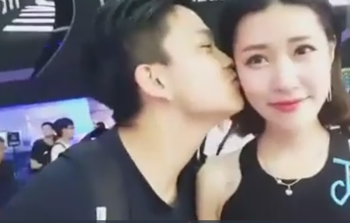 CJ 2016男主播瘋狂撩妹 現(xiàn)場直播一天親吻數(shù)十“秀溝” 男主播瘋狂撩妹 CJ現(xiàn)場直播一天親吻數(shù)十“秀溝”!