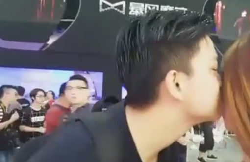 CJ 2016男主播瘋狂撩妹 現(xiàn)場直播一天親吻數(shù)十“秀溝” 男主播瘋狂撩妹 CJ現(xiàn)場直播一天親吻數(shù)十“秀溝”!