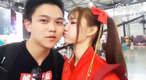 CJ 2016男主播瘋狂撩妹 現(xiàn)場直播一天親吻數(shù)十“秀溝” 男主播瘋狂撩妹 CJ現(xiàn)場直播一天親吻數(shù)十“秀溝”!