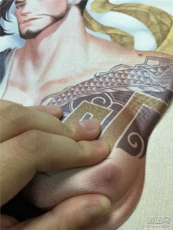 原來(lái)半藏的胸肌這么發(fā)達(dá) 《守望先鋒》男版鼠標(biāo)墊辣眼睛 《守望先鋒》驚現(xiàn)男版巨X鼠標(biāo)墊 半藏、源氏紛紛被玩壞