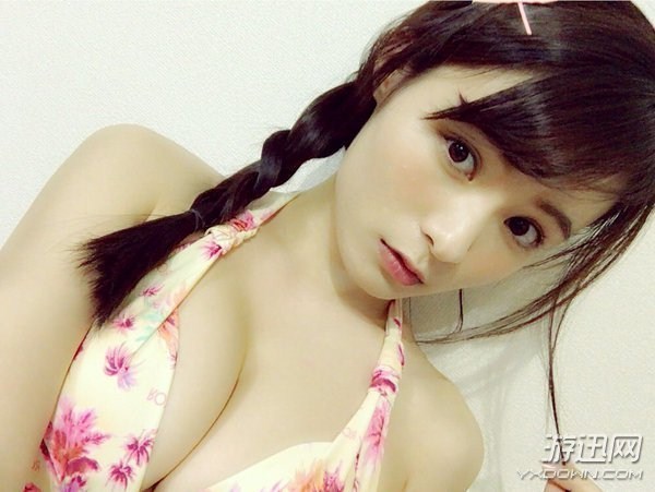 日本混血美女星明美津紀(jì)私照欣賞 穿這么清涼真的好嗎?