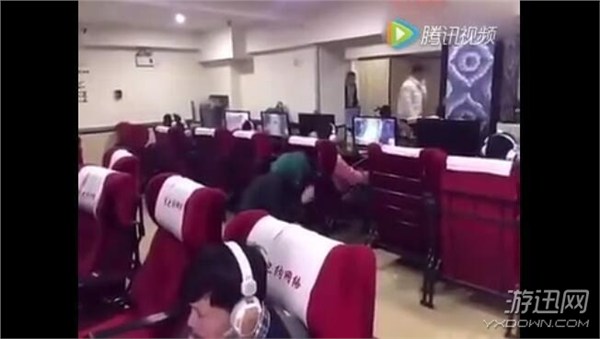 綠毛殺馬特網(wǎng)吧直播關(guān)電腦 干完壞事?lián)芡染团芴v了 綠毛殺馬特網(wǎng)吧直播關(guān)電腦 干完壞事?lián)芡染团芴v了