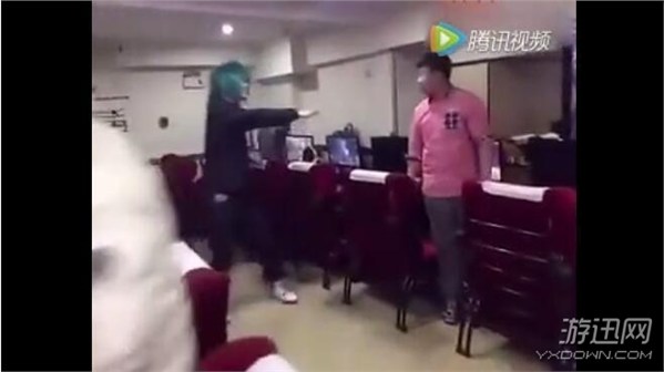 綠毛殺馬特網(wǎng)吧直播關(guān)電腦 干完壞事?lián)芡染团芴v了 綠毛殺馬特網(wǎng)吧直播關(guān)電腦 干完壞事?lián)芡染团芴v了